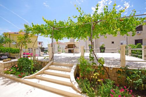 um conjunto de escadas num jardim com flores em Makarska sea view rooms em Makarska