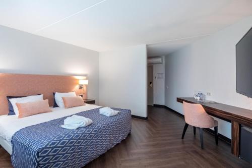 Cama ou camas em um quarto em Van der Valk Hotel Wieringermeer