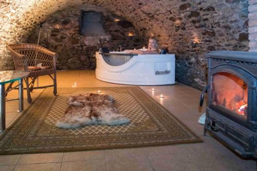 a room with a bath tub and a fireplace at Zamek Usobi in Úsobí