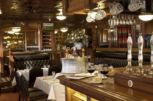 un restaurant avec une table avec des verres de vin dans l'établissement Coeur Deauville Grand 3 pièces avec Parking, à Deauville