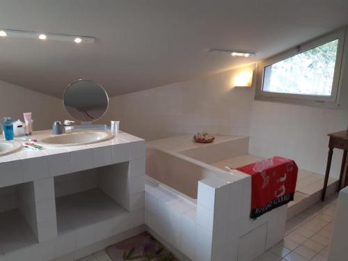 une salle de bain avec un lavabo, un miroir et une fenêtre dans l'établissement Superb architect villa 230m2 near beach south France, à Salses-le-Chateau