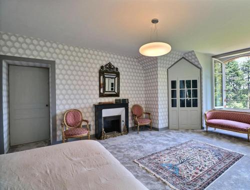 Ein Sitzbereich in der Unterkunft Manoir Les Brieux
