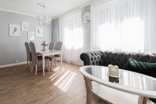 - un salon avec une table et un canapé dans l'établissement Luxury in Old Town - free parking, à Gdańsk