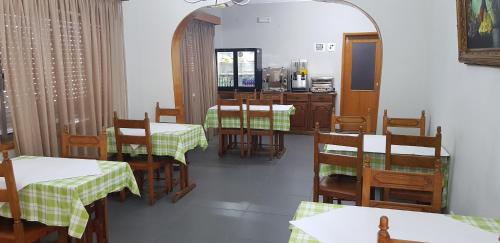 Hotel Jorge V tesisinde bir restoran veya yemek mekanı