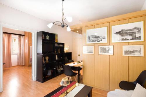 ein Wohnzimmer mit einem Sofa und einem Tisch in der Unterkunft Andrew's Old Town Apartment by CorfuEscapes in Korfu-Stadt