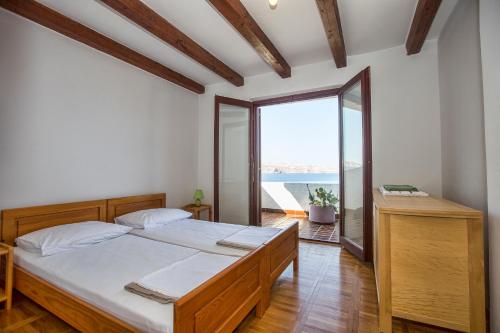Posteľ alebo postele v izbe v ubytovaní Penthouse Karlobag