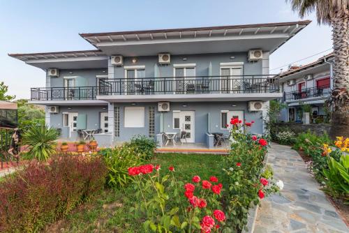 una casa con flores delante en Katerina Rooms & Apartments, en Skala Potamias