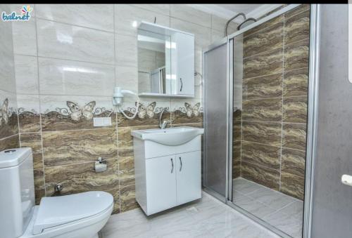 a bathroom with a toilet and a sink and a shower at Erpey Ferah Apart Otel in Balıkesir