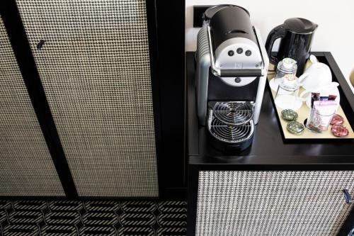 Příslušenství pro přípravu čaje a kávy v ubytování Best Western Premier Hotel Roosevelt