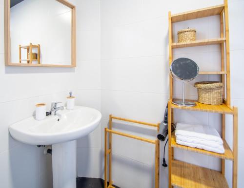 uma casa de banho com um lavatório e um espelho em Apartamento El Rayo Verde em Cádiz