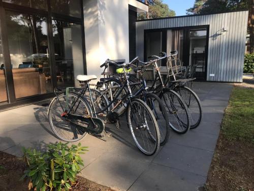 a group of bikes parked in front of a building at Jeneverbes24 in Otterlo
