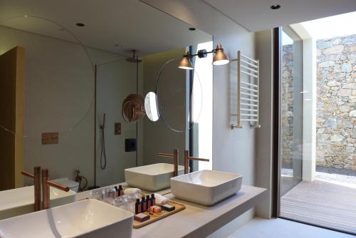 uma casa de banho com 2 lavatórios e um espelho grande em Monverde - Wine Experience Hotel - by Unlock Hotels em Amarante