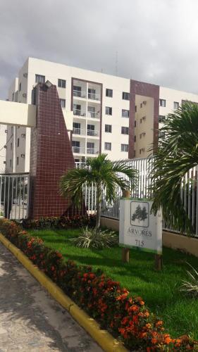 a sign in front of a building with palm trees at APTº NOVO NO SANTA LÚCIA in Aracaju