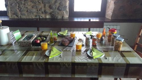 Castillo de Portilla Casa Rural في Portilla: طاولة عليها طعام وعصير برتقال