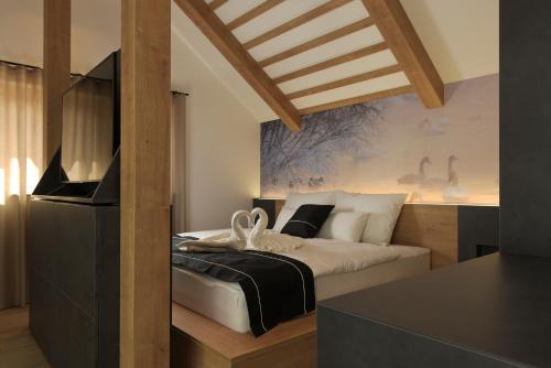 - une chambre avec un lit et une télévision dans l'établissement Chalet Zana, à Bled