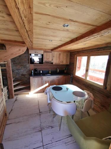 - une cuisine avec une grande baignoire dans une chambre dotée de plafonds en bois dans l'établissement Mazot de Joe avec son hammam entre la Clusaz et Annecy, à Thônes