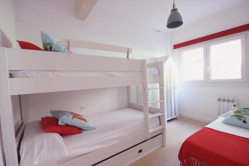 Двох'ярусне ліжко або двоярусні ліжка в номері Madera y Mar (familias/parejas)