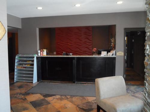 a room with a bar with a chair and a counter at Western Star Inn & Suites Esterhazy in Esterhazy