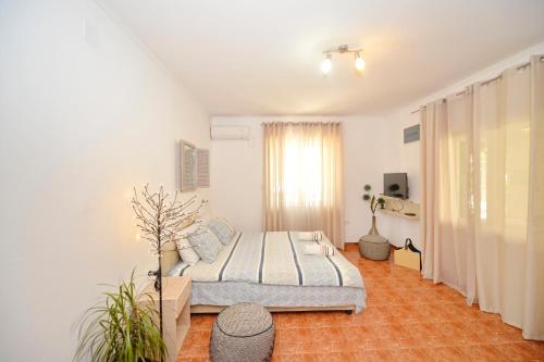 ein Schlafzimmer mit einem Bett in einem Zimmer in der Unterkunft Apartments Kriva Ulica in Kotor