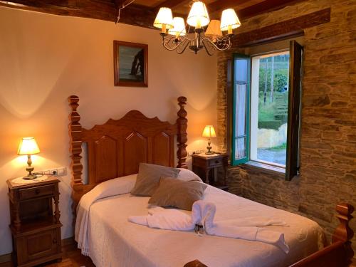 een slaapkamer met een bed met twee handdoeken erop bij Casa da Roxa in Foz
