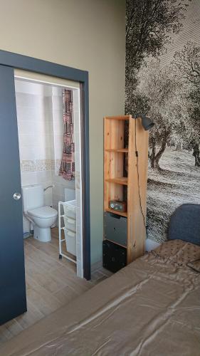 Moustier في مونتوبان: غرفة نوم بحمام مع مرحاض ونافذة