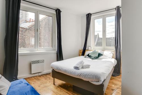 une chambre avec un lit et deux fenêtres dans l'établissement NOCNOC - Grand Place - L'Authentique, à Lille