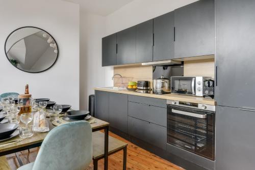 une cuisine avec une table avec des verres à vin dessus dans l'établissement NOCNOC - Grand Place - L'Authentique, à Lille