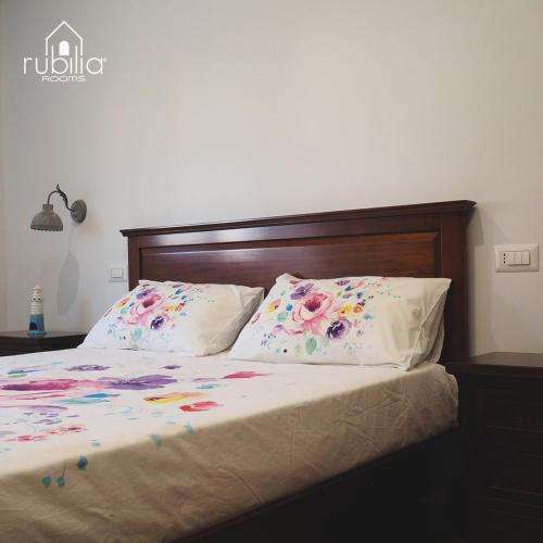 Ένα ή περισσότερα κρεβάτια σε δωμάτιο στο Rubilia Rooms Pompei