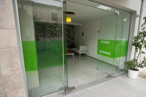 wejście do biura ze szklanymi drzwiami w obiekcie Klepsidra rooms w mieście Leptokaria