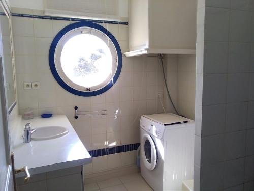 La salle de bains est pourvue d'un lave-linge et d'une fenêtre. dans l'établissement LA PLAGE, à Cassis