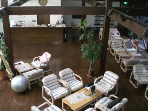 an overhead view of a salon with chairs and tables at Gallery Court Ofa Atu in Kawazu