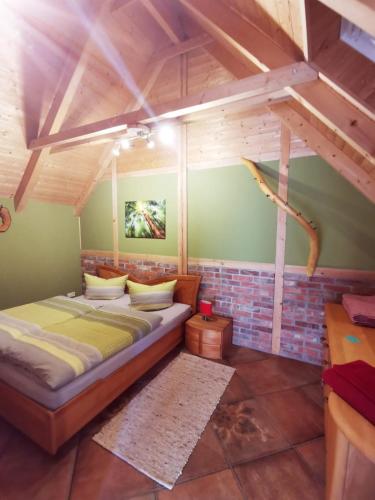 a bedroom with a bed in a room at Ziegeleihof inmitten von Wiesen und Wäldern in Degenershausen