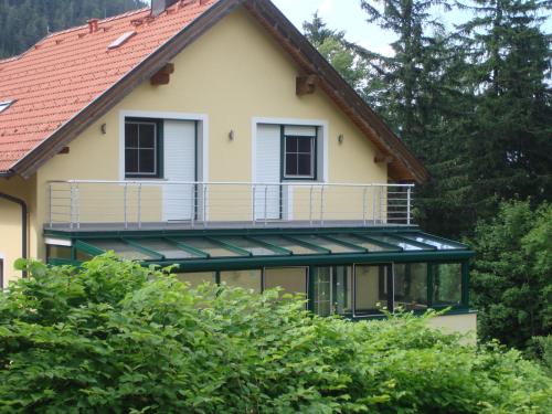 ein Haus mit einem Balkon an der Seite in der Unterkunft Ferienhaus Anna Semmering in Semmering