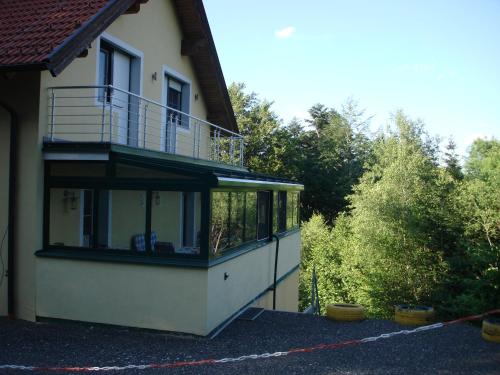 ein Haus mit einem Balkon an der Seite in der Unterkunft Ferienhaus Anna Semmering in Semmering