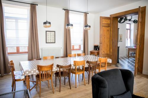 a dining room with a table and chairs at La Maison du Passavant (Gîte à la ferme) in Genappe