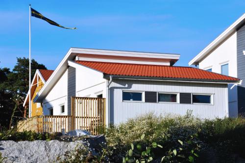 a white house with an orange roof at Fornminnesvägen in Strömstad