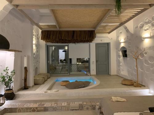 Bazén v ubytování Aphrodite Luxury apartment nebo v jeho okolí