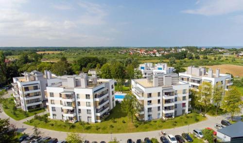 una vista aérea de los edificios de apartamentos en Rezydencja Ustronie Morskie Zachodnia 1 en Ustronie Morskie