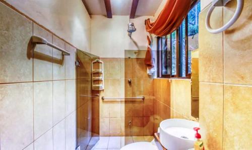 Ένα μπάνιο στο Hotel San Rafael Ecolodge