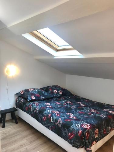 une chambre avec un lit et une lucarne dans l'établissement Palma rosa, à Cannes