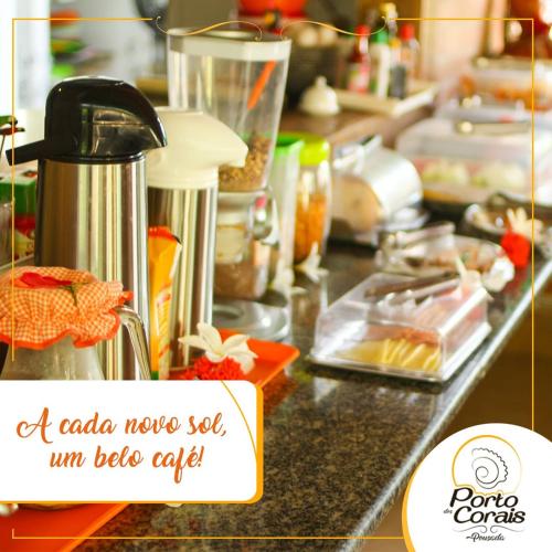 un comptoir de cuisine avec un plan de travail avec une cafetière dans l'établissement Pousada Porto dos Corais, à Maragogi