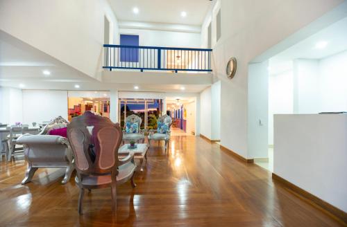 a living room with chairs and a table at Hotel El Jardin in Salento