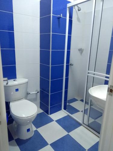Bilik mandi di Hospedaje Rey De Los Vientos