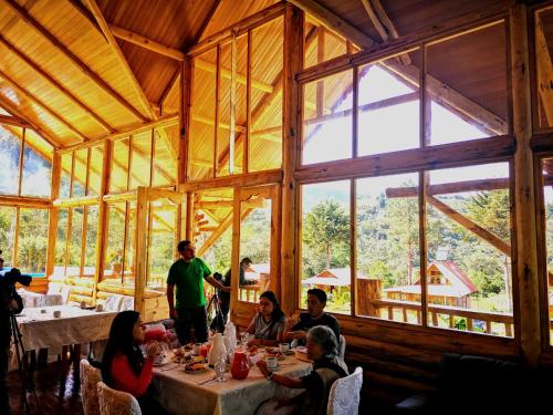 Ein Restaurant oder anderes Speiselokal in der Unterkunft HASSINGER RANCH Cabañas 