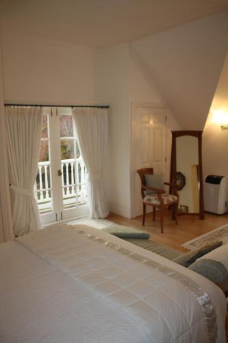 Un dormitorio con una cama grande y una ventana en Paheke Boutique Lodge, en Kaikohe