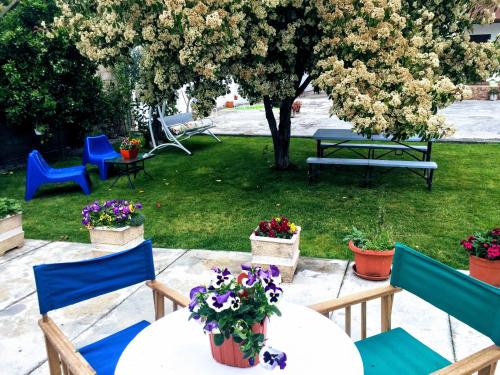 a table and chairs with flowers on a yard at Casa de Férias MariCeu Mirandela in Mirandela