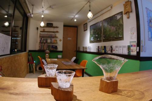 deux vases en verre assis sur une table en bois dans l'établissement Asahikawa Ride, à Asahikawa