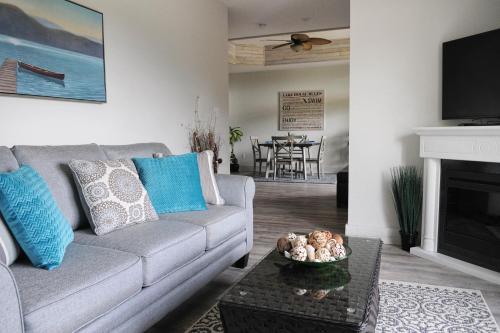 uma sala de estar com um sofá e uma mesa em Valley View em Lake Cowichan