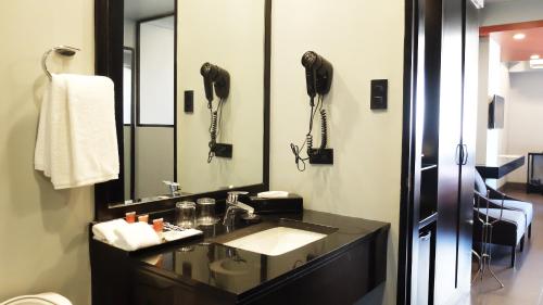 Bathroom sa Amelie Hotel Manila