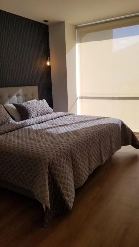 Luxury Residence Suites房間的床